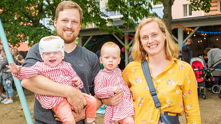 Johannes und Lisa Fischer kamen mit ihren Kindern Hannah und Elisabeth zum Frühchenfest in Würzburg. Die Zwillinge sind drei Monate zu früh geboren.