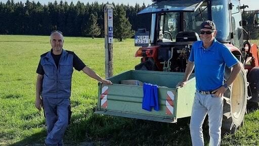 Wegewart Martin Brenner (links) und Thomas Zehe waren unterwegs, um die Wanderwegemarkierungen für unterschiedliche Wegekategorien zu erneuern.