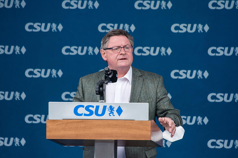 Innenstaatssekretär Gerhard Eck (CSU) hat sich in das Verfahren um einen Schwarzbau in der Gemeinde Zell am Main eingeschaltet. Nicht nur der Bürgermeister ist überrascht.