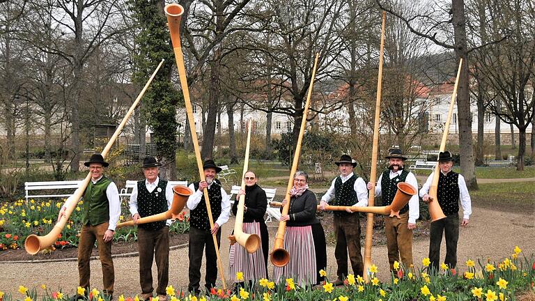 Die Alphorngruppe (von links) Wolfgang Hohmann (Eichenzell), Martin Koch (Bad Neustadt), Roland Hahn (Unterebersbach), Petra Schmitt (Modlos), Priska Kolbeck (Mitgenfeld), Thomas Schmitt (Modlos), Harald Breitenfeld (Bad Kissingen), Wolfgang Röhr...       -  Die Alphorngruppe (von links) Wolfgang Hohmann (Eichenzell), Martin Koch (Bad Neustadt), Roland Hahn (Unterebersbach), Petra Schmitt (Modlos), Priska Kolbeck (Mitgenfeld), Thomas Schmitt (Modlos), Harald Breitenfeld (Bad Kissingen), Wolfgang Röhrig (Mittelstreu). Weiter gehören dazu: Otto Tischer (Meiningen),  Roland Weiß (Werneck), Otmar Troll (Bad Kissingen).