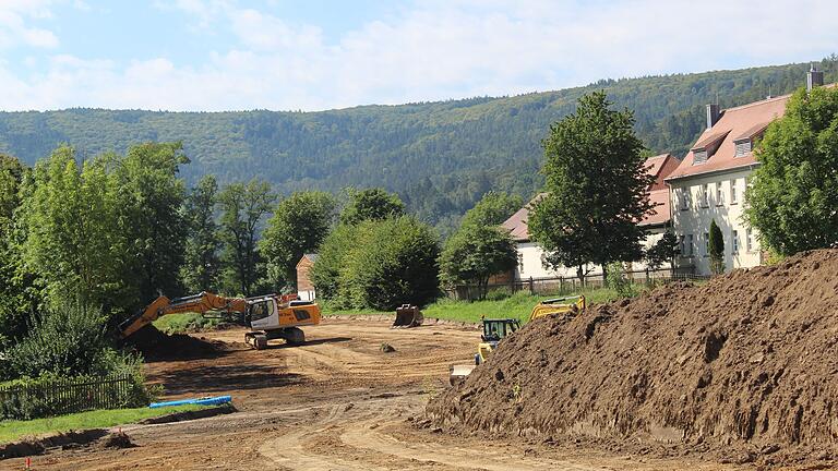 Seit August laufen die Arbeiten für die Zufahrtsstraße zum neuen Klinikum. Am Montag ist der Spatenstich für das eigentliche Klinikum. (Archivbild)