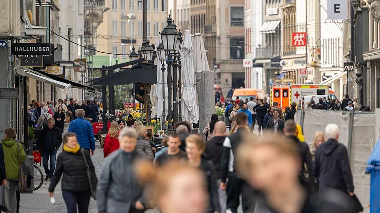 Menschen in Bayern.jpeg       -  Zwei Drittel der Deutschen sorgen sich massiv um die steigenden Lebenshaltungskosten.