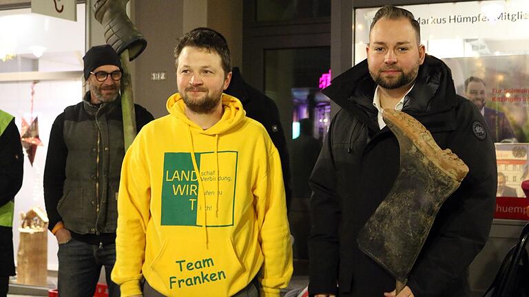 Der Schonunger SPD-Bundestagsabgeordnete Markus Hümpfer (rechts) stellte sich vor seinem Wahlkreisbüro der Diskussion mit den Landwirtinnen und Landwirten.