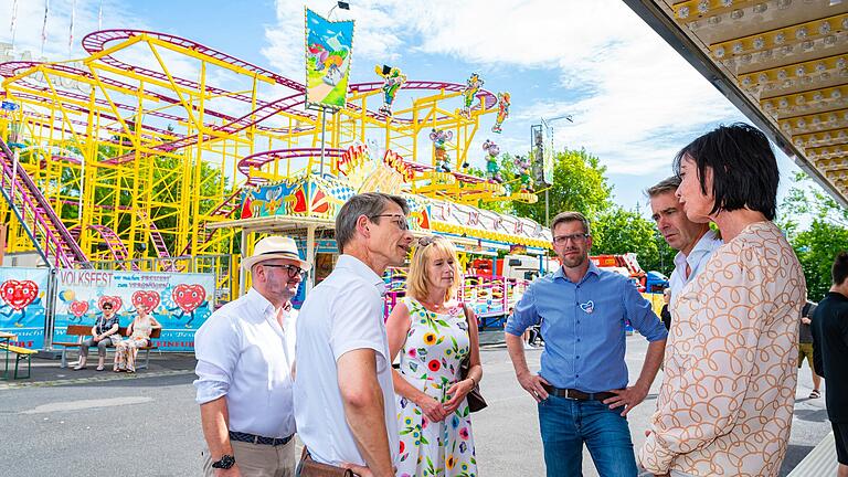 Der Konsum von Cannabis ist auf dem Schweinfurter Volksfest 2024 generell verboten. Bei Verstößen drohen Platzverweise und Bußgelder. Das Bild entstand 2022 und zeigt Oberbürgermeister Sebastian Remelé (Zweiter von links) und Ordnungsreferent Jan von Lackum (Mitte) im Gespräch mit Schaustellenden.