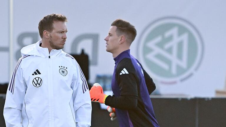 Julian Nagelsmann und Marc-André ter Stegen       -  Trotz Verletzung: Julian Nagelsmann (l) bekennt sich zu Marc-André ter Stegen als DFB-Torwart Nummer eins.