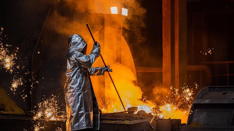 Am Hochofen bei Thyssenkrupp       -  Ein Stahlarbeiter von Thyssenkrupp arbeitet am Hochofen 8 auf dem Werksgelände.