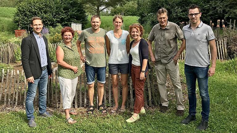 Freuen sich über die Nominierung der Projekte &bdquo;Essbare Stadt&ldquo; und &bdquo;Nützelbachaue&ldquo; für die Verleihung des &bdquo;European Award for Ecological Gardening&ldquo; am 2. September in Berlin (von links): Bürgermeister Wozniak, Rita Popp, André und Sabine Ditterich, Kreisgartenfachberaterin Brigitte Goss, Förster Volker Conrad und Stadtmanager Daniel Hausmann.