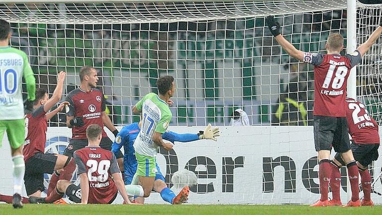 1. FC Nürnberg - VfL Wolfsburg       -  Der Anfang vom Ende der Club-Träume: Der Wolfsburger Felix Ohis Uduokhai (Rückennummer 17) erzielt in der ersten Halbzeit der Verlängerung die 1:0-Führung.