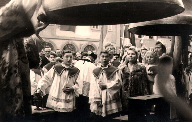 Bei der Salbung der Glocken: Die Ministranten in der vorderen Reihe sind Alfred Müller (links) und Hans Leopold. Rechts sind einige der Mädchen zu sehen, die den Prolog vorgetragen hatten.