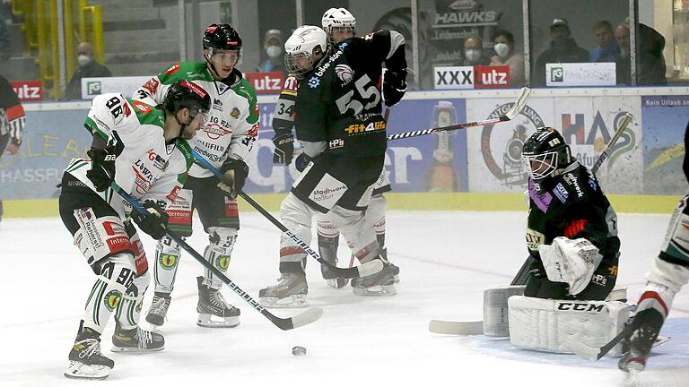 Höchstadts Anton Seewald (links) umspielt „Hawks“-Schlussmann Nicolas Hetzel und netzt zum frühen 0:2 ein.&nbsp;