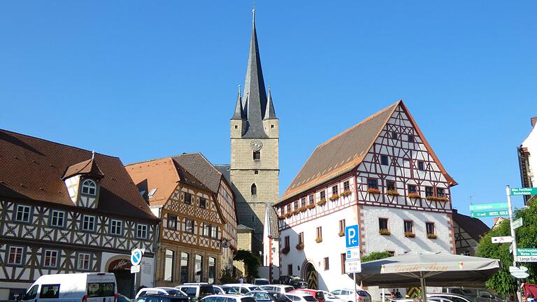 In der Zeiler Altstadt wird es eine Änderung in der Verkehrsführung geben. Unweit des Marktplatzes (Foto) wird die Lange Gasse zum 'Verkehrsberuhigten Bereich', um mehr Sicherheit und weniger Lärm für die Anwohner zu bieten.