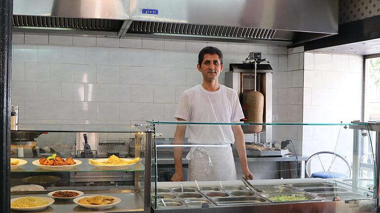 Hassan Hussain Khil steht hinter der Theke seines Ladens 'Afghan Kabab' in Karlstadt.