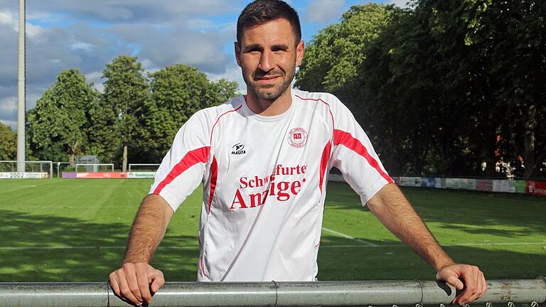 Seit 17 Jahren trägt Ercan Öztürk voller Stolz das Trikot der FT Schweinfurt - hier im Bild mit einem seiner ersten FTS-Trikots. Seit 17 Jahren trägt Ercan Öztürk voller Stolz das Trikot der FT Schweinfurt - hier im Bild mit einem seiner ersten FTS-Trikots.