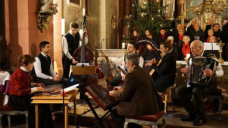 Die Saitenmusik der Familie Väth - hier verstärkt durch Georg Amrhein - brachte alpenländische Atmosphäre in die Pfarrkirche St. Margareta.
