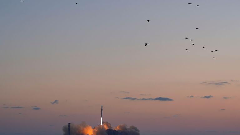 Start einer SpaceX-Rakete       -  Die Mega-Rakete Starship von SpaceX hebt zu dem Testflug ab.