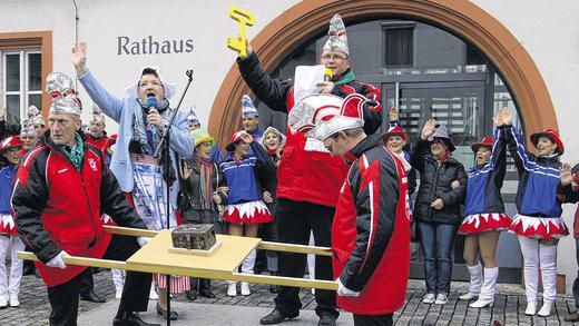 Der beste Käse kommt aus Rafeld - (schd) Beim Grafenrheinfelder Rathaussturm flogen diesmal nicht die Löcher aus dem Käse, sondern ganze Käselaiber – wenn auch nur die roten, babykleinen – aus dem Fenster. Geholfen haben diese käsigen Bestechungsversuche Bürgermeisterin Sabine Lutz und ihrem „Elfer“-, ach nee Gemeinderat – so der witzige bürgermeisterliche Versprecher – natürlich nicht. Zu groß die Übermacht der närrischen Verbündeten, die den Rafelder „Krautsköpfen“ (RKK) trotz nasskalter Temperaturen zur lautstarken Hilfe geeilt waren und die Übernahme von Rathausgeschäften, der Gemeindekasse und Schlüssel verlangten. Im traditionellen Verbalschlagabtausch zwischen der diesmal holländisch angehauchten Bürgermeisterin und RKK-Präsident Stefan Grafe war die Niederlage schnell besiegelt, die „Clowns“ vom Spielmanns- und Fanfarenzug taten ihr Übriges und bliesen allen Rathausverantwortlichen gehörig den Marsch. So regieren nun zwar für die nächsten Wochen Narretei und Frohsinn den Ort, doch hatte es das verbale Geplänkel schon angedeutet: Lohnen tut sich die Übernahme der Grafenrheinfelder Gemeindekasse nicht mehr wirklich, wie auch Bürgermeisterin Lutz schelmisch grinsend attestierte. Auf dem Grund der erbeuteten gemeindlichen Schatztruhe dümpelten nämlich nur ein paar mickerige – zumindest gefüllte – Schnapsfläschchen herum. Egal meinte der Sitzungspräsident, wenn nur die „Menschen wieder in Freude aufeinander zugehen“ lohnt sich das närrische Spektakel, das in der Grafenrheinfelder Kulturhalle mit Beiträgen der befreundeten Vereine noch eine Fortsetzung fand, doch allemal. Die „Miesepeter und Faschingsmuffel“ allerdings werden in Windmühlen gesperrt – zumindest bis zum Aschermittwoch alles wieder seinen gewohnten Gang geht. Der beste Käse kommt aus Rafeld - (schd) Beim Grafenrheinfelder Rathaussturm flogen diesmal nicht die Löcher aus dem Käse, sondern ganze Käselaiber – wenn auch nur die roten, babykleinen – aus dem Fenster. Geholfen haben diese käsigen Bestechungsversuche Bürgermeisterin Sabine Lutz und ihrem „Elfer“-, ach nee Gemeinderat – so der witzige bürgermeisterliche Versprecher – natürlich nicht. Zu groß die Übermacht der närrischen Verbündeten, die den Rafelder „Krautsköpfen“ (RKK) trotz nasskalter Temperaturen zur lautstarken Hilfe geeilt waren und die Übernahme von Rathausgeschäften, der Gemeindekasse und Schlüssel verlangten. Im traditionellen Verbalschlagabtausch zwischen der diesmal holländisch angehauchten Bürgermeisterin und RKK-Präsident Stefan Grafe war die Niederlage schnell besiegelt, die „Clowns“ vom Spielmanns- und Fanfarenzug taten ihr Übriges und bliesen allen Rathausverantwortlichen gehörig den Marsch. So regieren nun zwar für die nächsten Wochen Narretei und Frohsinn den Ort, doch hatte es das verbale Geplänkel schon angedeutet: Lohnen tut sich die Übernahme der Grafenrheinfelder Gemeindekasse nicht mehr wirklich, wie auch Bürgermeisterin Lutz schelmisch grinsend attestierte. Auf dem Grund der erbeuteten gemeindlichen Schatztruhe dümpelten nämlich nur ein paar mickerige – zumindest gefüllte – Schnapsfläschchen herum. Egal meinte der Sitzungspräsident, wenn nur die „Menschen wieder in Freude aufeinander zugehen“ lohnt sich das närrische Spektakel, das in der Grafenrheinfelder Kulturhalle mit Beiträgen der befreundeten Vereine noch eine Fortsetzung fand, doch allemal. Die „Miesepeter und Faschingsmuffel“ allerdings werden in Windmühlen gesperrt – zumindest bis zum Aschermittwoch alles wieder seinen gewohnten Gang geht.