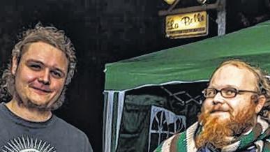 Alte Freunde: Maxi Welzenbach und Andreas vor ihrer Stammkneipe in Gemünden. Alte Freunde: Maxi Welzenbach und Andreas vor ihrer Stammkneipe in Gemünden.