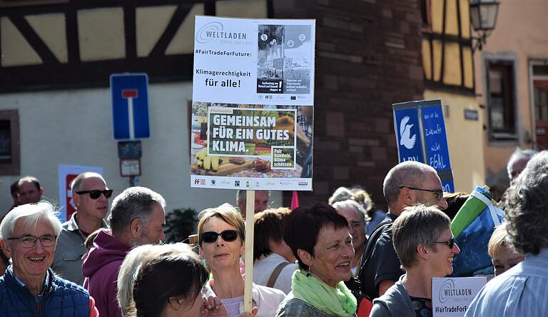 Rund 600 Leute - junge, mittelalte und alte - demonstrierten am Freitag in Lohr für mehr Klimaschutz. Unser Foto entstand am Treffpunkt vor dem Fischertor. Rund 600 Leute - junge, mittelalte und alte - demonstrierten am Freitag in Lohr für mehr Klimaschutz. Unser Foto entstand am Treffpunkt vor dem Fischertor.