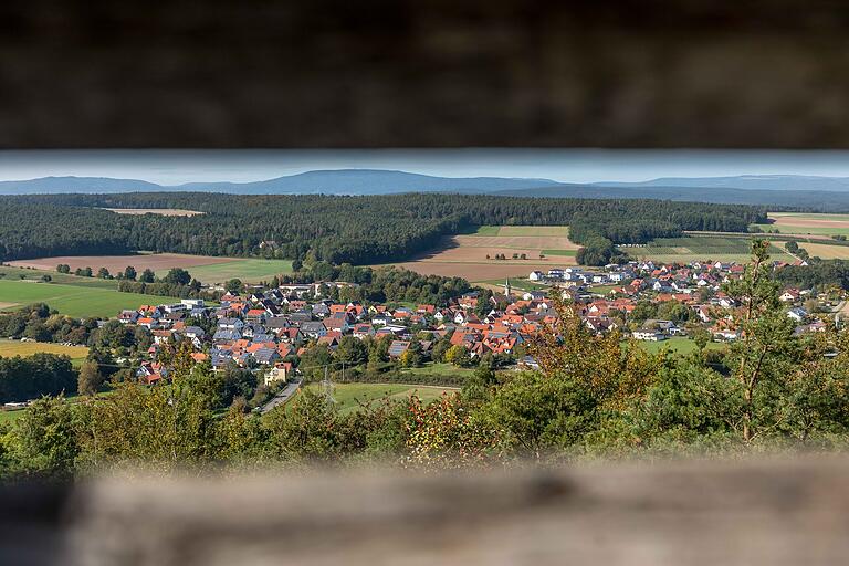 Am Aussichtsturm 'Reichenbacher Blick' genießen Ausflügler bei schönem Wetter einen Ausblick bis in die Rhön, hier auf Reichenbach.