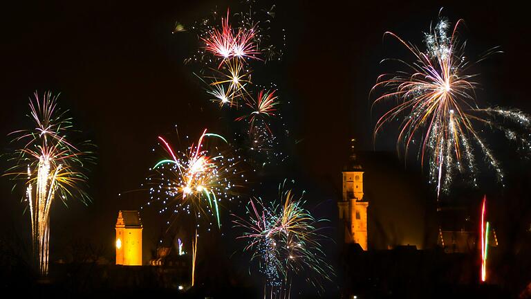 Beim Volkacher Weinfest 2025 wird ein Feuerwerk zum Jubiläum den Himmel über Volkach zum Leuchten bringen. Beim Volkacher Weinfest 2025 wird ein Feuerwerk zum Jubiläum den Himmel über Volkach zum Leuchten bringen.