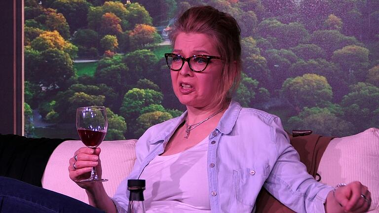 Michelle Neise spielt die gebeutelte Ehefrau Phyllis und überzeugt das Publikum mit ihrem ausdrucksstarkem Spiel. Michelle Neise spielt die gebeutelte Ehefrau Phyllis und überzeugt das Publikum mit ihrem ausdrucksstarkem Spiel.