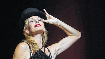 Ute Lemper wirbt für das Musical „Chicago“ in Stuttgart - (lsw) Nun ist es offiziell: Das Broadway-Musical „Chicago“ wird am 6. November das Abba-Musical „Mamma Mia!“ in Stuttgart ablösen. Am Montag gab die international gefeierte Musical- und Chansonsängerin Ute Lemper (50) im Stage Palladium Theater einen kleinen Vorgeschmack auf das Stück. Lemper hatte eine der Hauptrollen im Londoner Westend und am Broadway gespielt, sie wird in Stuttgart allerdings nicht auftreten. Wer dort die Protagonisten spielt, ließen die Produzenten zunächst offen. Mit Musik von John Kander und Frank Ebb sowie Choreographien von Bob Fosse erzählt das Musical die Geschichte von Velma Kelly und Roxie Hart. Die in Mordfälle verwickelten Nachtclubsängerinnen planen im Gefängnis die Fortsetzung ihrer Jazz-Karriere. Lemper nannte das Stück „ein Meisterwerk, das aus der Musicalwelt nicht mehr wegzudenken ist“. „Chicago“ wurde unter anderem mit sechs Tony Awards ausgezeichnet und 2002 mit Catherine Zeta-Jones, Renée Zellweger und Richard Gere verfilmt. „Mamma Mia!“ wird in der baden-württembergischen Landeshauptstadt zum letzten Mal am 5. Oktober aufgeführt. Ute Lemper wirbt für das Musical „Chicago“ in Stuttgart - (lsw) Nun ist es offiziell: Das Broadway-Musical „Chicago“ wird am 6. November das Abba-Musical „Mamma Mia!“ in Stuttgart ablösen. Am Montag gab die international gefeierte Musical- und Chansonsängerin Ute Lemper (50) im Stage Palladium Theater einen kleinen Vorgeschmack auf das Stück. Lemper hatte eine der Hauptrollen im Londoner Westend und am Broadway gespielt, sie wird in Stuttgart allerdings nicht auftreten. Wer dort die Protagonisten spielt, ließen die Produzenten zunächst offen. Mit Musik von John Kander und Frank Ebb sowie Choreographien von Bob Fosse erzählt das Musical die Geschichte von Velma Kelly und Roxie Hart. Die in Mordfälle verwickelten Nachtclubsängerinnen planen im Gefängnis die Fortsetzung ihrer Jazz-Karriere. Lemper nannte das Stück „ein Meisterwerk, das aus der Musicalwelt nicht mehr wegzudenken ist“. „Chicago“ wurde unter anderem mit sechs Tony Awards ausgezeichnet und 2002 mit Catherine Zeta-Jones, Renée Zellweger und Richard Gere verfilmt. „Mamma Mia!“ wird in der baden-württembergischen Landeshauptstadt zum letzten Mal am 5. Oktober aufgeführt.