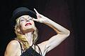 Ute Lemper wirbt für das Musical &bdquo;Chicago&ldquo; in Stuttgart       -  (lsw)  Nun ist es offiziell: Das Broadway-Musical &bdquo;Chicago&ldquo; wird am 6. November das Abba-Musical &bdquo;Mamma Mia!&ldquo; in Stuttgart ablösen. Am Montag gab die international gefeierte Musical- und Chansonsängerin Ute Lemper (50) im Stage Palladium Theater einen kleinen Vorgeschmack auf das Stück. Lemper hatte eine der Hauptrollen im Londoner Westend und am Broadway gespielt, sie wird in Stuttgart allerdings nicht auftreten. Wer dort die Protagonisten spielt, ließen die Produzenten zunächst offen. Mit Musik von John Kander und Frank Ebb sowie Choreographien von Bob Fosse erzählt das Musical die Geschichte von Velma Kelly und Roxie Hart. Die in Mordfälle verwickelten Nachtclubsängerinnen planen im Gefängnis die Fortsetzung ihrer Jazz-Karriere. Lemper nannte das Stück &bdquo;ein Meisterwerk, das aus der Musicalwelt nicht mehr wegzudenken ist&ldquo;. &bdquo;Chicago&ldquo; wurde unter anderem mit sechs Tony Awards ausgezeichnet und 2002 mit Catherine Zeta-Jones, Renée Zellweger und Richard Gere verfilmt. &bdquo;Mamma Mia!&ldquo; wird in der baden-württembergischen Landeshauptstadt zum letzten Mal am 5. Oktober aufgeführt.