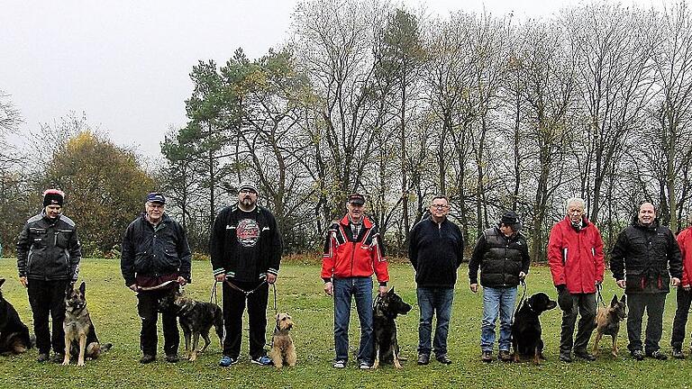 Teilnehmer der Herbstprüfung des PSV Ostheim stellten sich traditionell zu einem Gruppenfoto. Teilnehmer der Herbstprüfung des PSV Ostheim stellten sich traditionell zu einem Gruppenfoto.