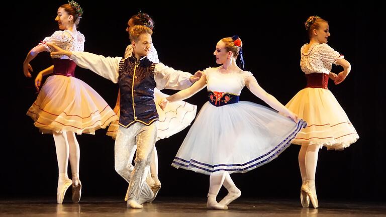 Einmal mehr tanzten sich die jungen Tänzerinnen und Yannick Reuß von der Ballettschule On Point in Haßfurt über die Bretter der Bühne im Schweinfurter Theater.