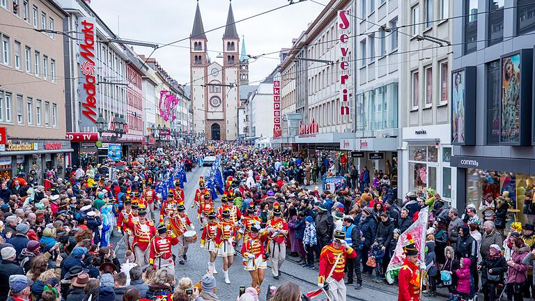 Der Faschingszug in Würzburg - wie hier im Februar 2020 - lockte stets zehntausende Zuschauer an. Fastnachts-Präsident Marco Anderlik ist skeptisch, ob bereits im kommenden Jahr wieder solch große Umzüge stattfinden können.&nbsp;