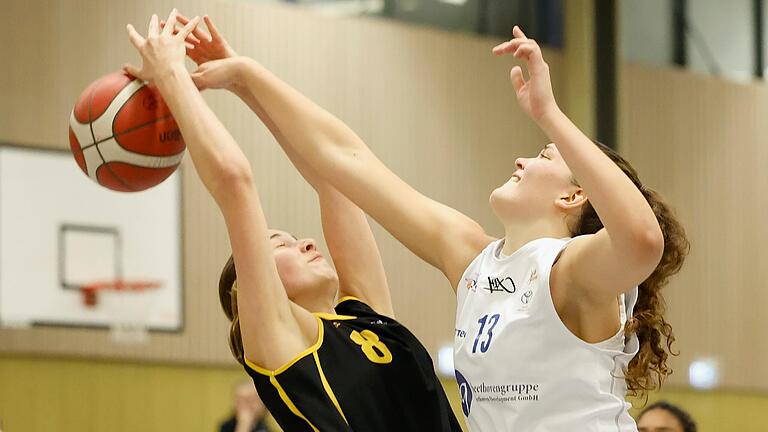 Paula Wenemoser (rechts) trug elf Punkte zum Sieg der QOOL Sharks in Ludwigsburg bei. Bei den BSG Basket Ladies gewannen die Würzburgerinnen mit 30 Punkten Vorsprung. Dieses Foto entstand beim Heimspiel gegen die Ludwigsburgerinnen im Dezember.