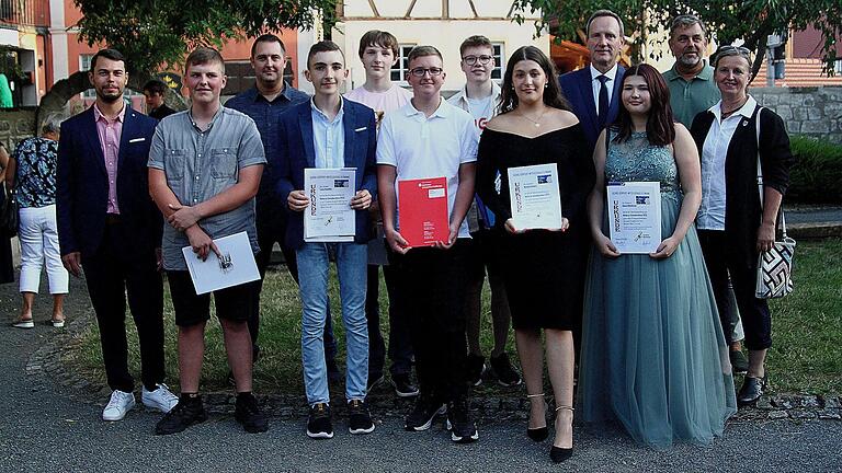 Diese Absolventinnen und Absolventen waren die Schulbesten beim Abschluss der 'Mittleren Reife'; hier mit Klassenlehrer Markus Halbig (links) und Elternbeiratsvorsitzenden Frank Hemmerich (3. von links) sowie (von rechts) Bürgermeisterin Ruth Frank, Rektor Raimund Willert und Bürgermeister Michael Ziegler.