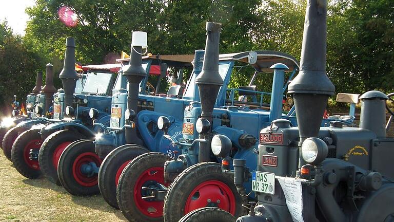 Oldtimer-Bulldogs und mehr warten am Wochenende beim 'Bulldog-Oldtimertreffen' in Kleinsteinach auf Besucherinnen und Besucher. Oldtimer-Bulldogs und mehr warten am Wochenende beim 'Bulldog-Oldtimertreffen' in Kleinsteinach auf Besucherinnen und Besucher.