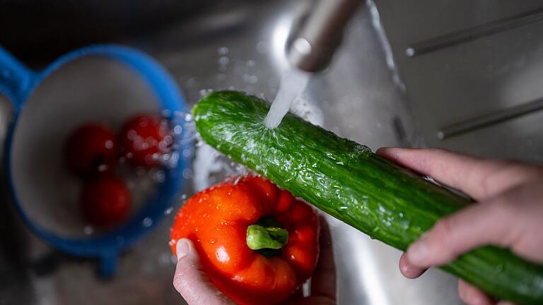 Gemüse waschen       -  Für Paprika und Gurken müssen Kunden deutlich mehr bezahlen als vor einem Jahr.