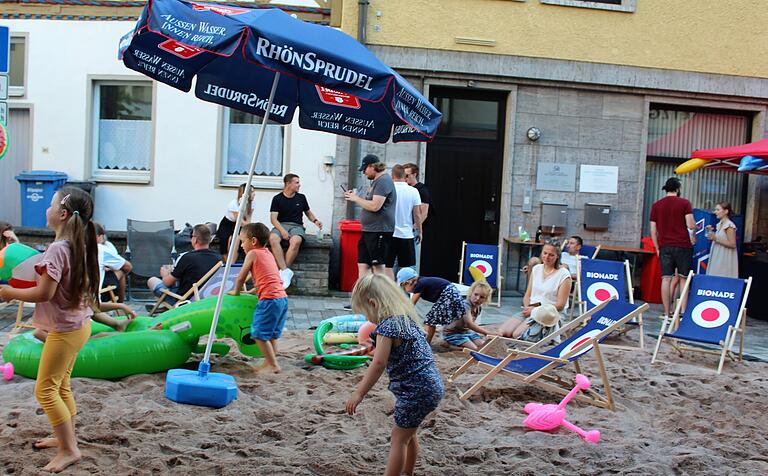 Strandfeeling in der Sommerlounge am Jakobsplatz.