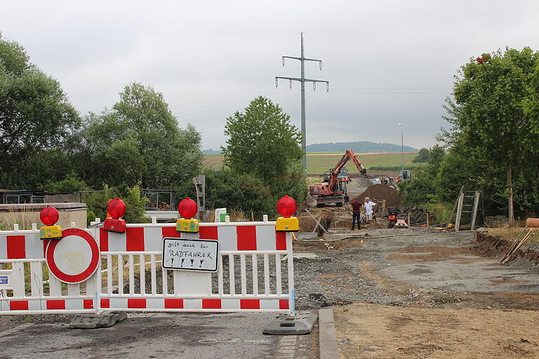 Die Baustelle zum neuen Gewerbegebiet Schlettach II liegt direkt vor dem Wohn- und Betriebsgebäude von Esther Nitzold, die bei der Erschließung noch einmal ihre Bedenken gegenüber dem Bauvorhaben äußerte. Die Baustelle zum neuen Gewerbegebiet Schlettach II liegt direkt vor dem Wohn- und Betriebsgebäude von Esther Nitzold, die bei der Erschließung noch einmal ihre Bedenken gegenüber dem Bauvorhaben äußerte.