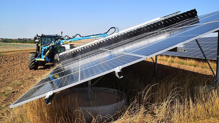 Die Solarmodule werden mit einem Aufsatz am Traktor gereinigt.