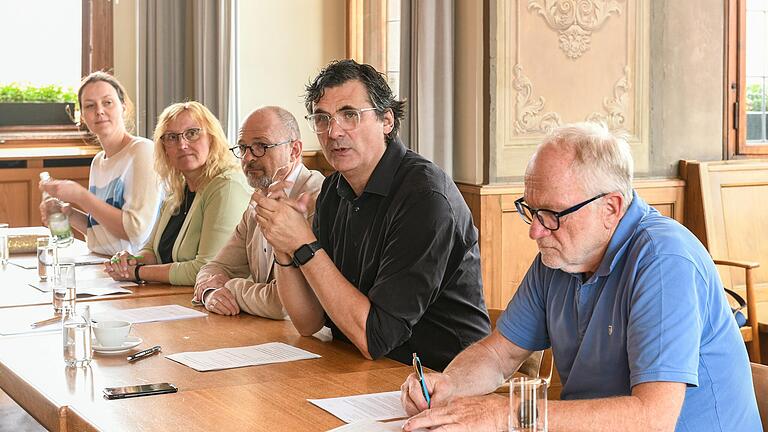 In einem gemeinsamen Antrag fordern die Fraktionen im Schweinfurter Stadtrat einen Ausbau der Wirtschaftsförderung. Vorgestellt wurde der Antrag von den Stadtratsmitgliedern (von links) Stefanie Stockinger-von Lackum (CSU), Barbara Mantel (Grüne), Frank Firsching (Die Linke), Ralf Hofmann (SPD) und Adi Schön (Freie Wähler).