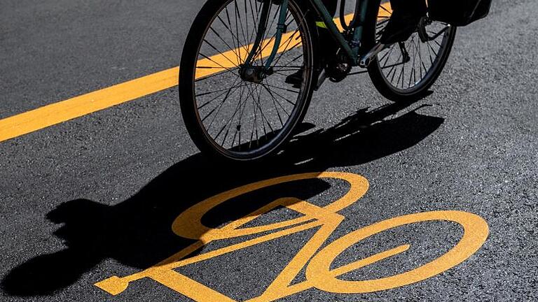 Elektrischer Rückenwind: Technisch ist eine Nachrüstung eines Elektroantriebes beim Fahrrad machbar, einige Experten sind aber skeptisch, ob das auch sinnvoll ist. Foto: Zacharie Scheurer/dpa-tmn       -  Wer zwar gerne mit dem Rad unterwegs ist, aber etwas Unterstützung bei Tritt in die Pedale braucht, ist mit einem E-Bike gut beraten. Günstige Modelle gab es etwa von Llobe. Der Hersteller ist nun insolvent.