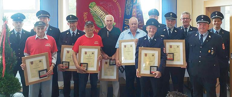 Viele Jahrzehnte engagiert, verdient und nun ausgezeichnet. Beim Festkommers 150 Jahre Freiwillige Feuerwehr Kirchschönbach wurden insgesamt neun Mitglieder mit der Ehren-Würde ausgezeichnet. 
Michael Eck-Friederich (zweiter Vorsitzender), Alfons Ackermann, Johannes Springel (erster Vorsitzender), Willi Zapf, Karl-Heinz Fleischmann, Roland Meister, Günther Lorey, Rudolf Eger, Raimund Haut, Peter Seifert (Schirmherr), Martin Ebert, Manuel Estenfelder (erster Kommandant), Johannes Friederich (zweiter Kommandant)