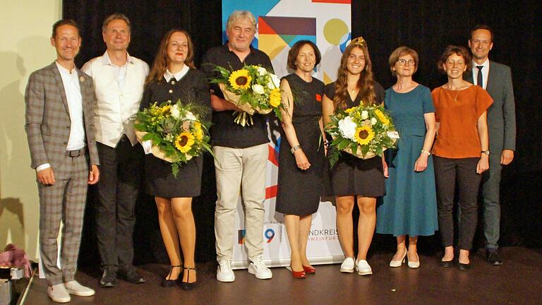 Zum Abschluss freuten sich alle Verantwortlichen über einen gelungenen Abend (von links): Bürgermeister Thorsten Wozniak, Achim Hofmann, Silvia Kirchhof, Heinrich Karl, stellvertretende Landrätin Christine Bender, Gerolzhofens Weinprinzessin Johanna Würffel, stellvertretende Landrätin Bettina Bärmann, Landkreis-Kulturmanagerin Eva Krümpel und Landrat Florian Töpper.