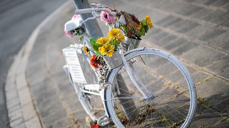 Gedenken an Verkehrstote       -  Gedenken an eine von einem abbiegenden Lkw überfahrene Radfahrerin. (Symbolbild)