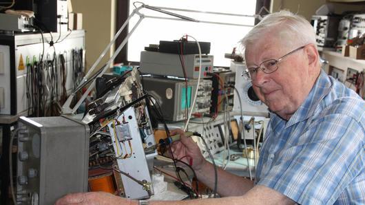 Ewald Müller ist fast täglich noch in seiner Hausener Werkstatt.  Foto: Edgar Bartl       -  Ewald Müller ist fast täglich noch in seiner Hausener Werkstatt.  Foto: Edgar Bartl