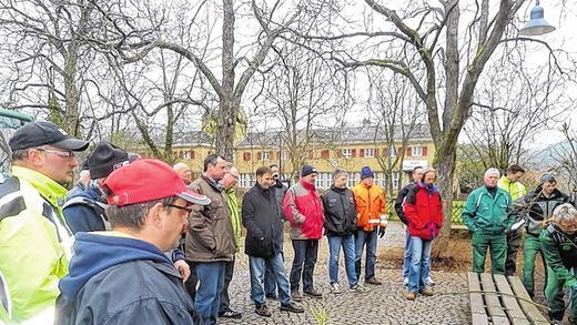 Praxis: Interessierte Gemeindearbeiter bei der Vorführung eines Gehölzschnittes. Praxis: Interessierte Gemeindearbeiter bei der Vorführung eines Gehölzschnittes.