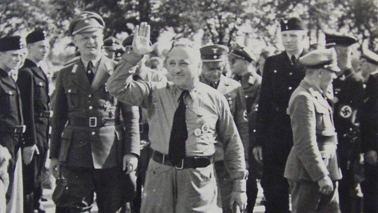 Besuch von Dr. Robert Ley, dem Leiter der Deutschen Arbeitsfront, am 7. Juli 1936 in Kitzingen. Bürgermeister Siegfried Wilke (links dahinter) führt Ley durch die Straßen.