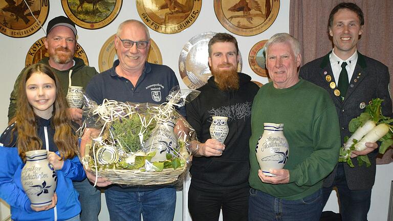 Unser Bild zeigt von links nach rechts: Jasmin Baumann (SG Segnitz, Platz 3 Rettichpreise), Christian Pfeuffer (SG Marktsteft, Platz 2 Rettich-Prämie), Steffen Kohr (SG Marktsteft, Platz 1 Rettichpreise), Philipp Ackermann (SV Großlangheim, Platz 3 Rettich-Prämie), Diether Will (SV Großlangheim, Platz 2 Rettichpreise) und Tobias Schober (1. Schützenmeister SG Segnitz).