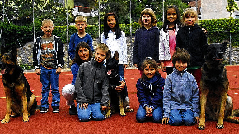 Vierbeiniger Besuch in der Maria-Stern-Schule - So macht Schule tierisch viel Spaß: Die Zweitklässler der Maria-Stern-Schule hatten mit ihren Lehrerinnen, Antje Hoffmann, Ursula Engelhardt und Stefanie Fuerst Fragen rund um den richtigen Umgang mit Hunden erarbeitet. Wie man etwa auf einen fremden Vierbeiner zugeht, konnten die Kinder dann ausprobieren, so eine Pressemitteilung: Heike Mehling und Kurt Stinzing vom Hundesportverein VfH-Maintal Oberaltertheim kamen mit ihren Hunden Micky, Mick und der erst fünf Monate alten Pepsi in die Schule. Auf dem Pausenhof führten die Schüler die Hunde an der Leine, streichelten sie und verwöhnten sie mit Leckerli. Mehling zeigte, dass der Hund immer hochspringt, wenn sie die Arme nach oben reißt. Genauso würde es ein Hund tun, dem man auf der Straße begegnet. Weiter erklärte die Hundeführerin, dass Davonlaufen die meisten Hunde zum Hinterherlaufen und Anspringen reizt. Der 9-jährige Mick präsentierte sein Geschick bei einem Sprung durch einen Reifen. Vierbeiniger Besuch in der Maria-Stern-Schule - So macht Schule tierisch viel Spaß: Die Zweitklässler der Maria-Stern-Schule hatten mit ihren Lehrerinnen, Antje Hoffmann, Ursula Engelhardt und Stefanie Fuerst Fragen rund um den richtigen Umgang mit Hunden erarbeitet. Wie man etwa auf einen fremden Vierbeiner zugeht, konnten die Kinder dann ausprobieren, so eine Pressemitteilung: Heike Mehling und Kurt Stinzing vom Hundesportverein VfH-Maintal Oberaltertheim kamen mit ihren Hunden Micky, Mick und der erst fünf Monate alten Pepsi in die Schule. Auf dem Pausenhof führten die Schüler die Hunde an der Leine, streichelten sie und verwöhnten sie mit Leckerli. Mehling zeigte, dass der Hund immer hochspringt, wenn sie die Arme nach oben reißt. Genauso würde es ein Hund tun, dem man auf der Straße begegnet. Weiter erklärte die Hundeführerin, dass Davonlaufen die meisten Hunde zum Hinterherlaufen und Anspringen reizt. Der 9-jährige Mick präsentierte sein Geschick bei einem Sprung durch einen Reifen.