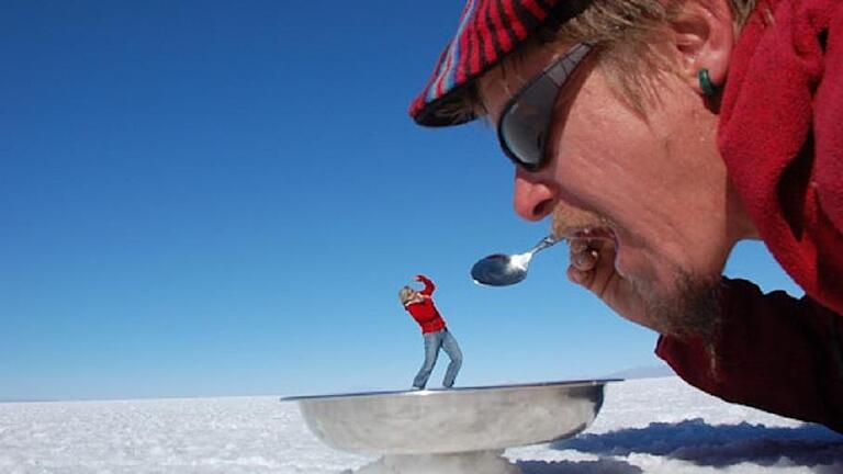 Optische Täuschung: im Salar de Uyuni (Salzwüste) in Bolivien Optische Täuschung: im Salar de Uyuni (Salzwüste) in Bolivien