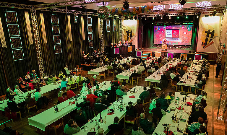 Nur 150 Gäste, also 25 Prozent der 600 Gäste fassenden Stadthalle, konnten bei der Prunksitzung dabei sein. Nur 150 Gäste, also 25 Prozent der 600 Gäste fassenden Stadthalle, konnten bei der Prunksitzung dabei sein.