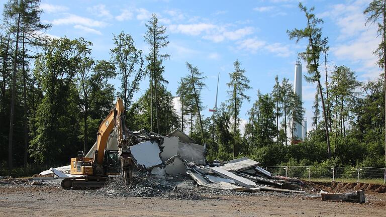 Wie geplant, ist der erste der drei Türme im Windpark Fuchsstadt in sich zusammen gefallen, die Reste liegen auf dem Fundament. Im Hintergrund rechts die beiden weiteren Türme, die demnächst gesprengt werden sollen. Bereits ab Mitte Juli werden ne... - Wie geplant, ist der erste der drei Türme im Windpark Fuchsstadt in sich zusammen gefallen, die Reste liegen auf dem Fundament. Wie geplant, ist der erste der drei Türme im Windpark Fuchsstadt in sich zusammen gefallen, die Reste liegen auf dem Fundament. Im Hintergrund rechts die beiden weiteren Türme, die demnächst gesprengt werden sollen. Bereits ab Mitte Juli werden ne... - Wie geplant, ist der erste der drei Türme im Windpark Fuchsstadt in sich zusammen gefallen, die Reste liegen auf dem Fundament.
